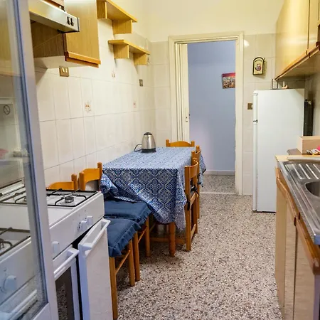 Spacious 3 Bedrooms - 2 Bathrooms - Metro C *